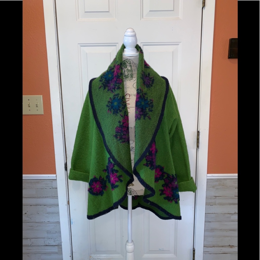 Italian Made Embroidered Wool Cape❣️Excellent Condition wore once